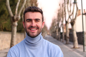 Naklejka premium Handsome man smiling outdoors in the winter 
