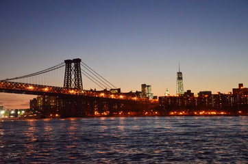 Obraz premium Brooklyn Bridge and Manhattan Skyline at Night with reflections in water