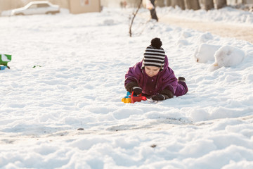 Kid plays on the snow