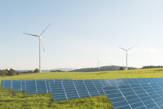 Windkraftwerk und Photovoltaik Anlage für ökologische und erneuerbare elektrische Energie