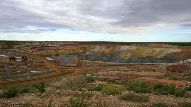 Goldmine im Westen Australiens. Große Muldenkipper bringen das goldhaltige Gestein an die Oberfläche. Westonia, West Australien