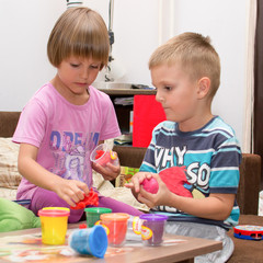 Obraz na płótnie Canvas Kids are playing with toys
