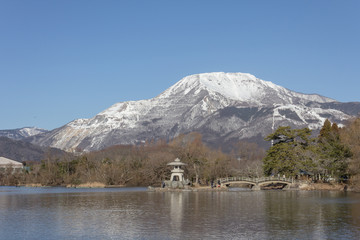 三島池から見る冠雪の伊吹山