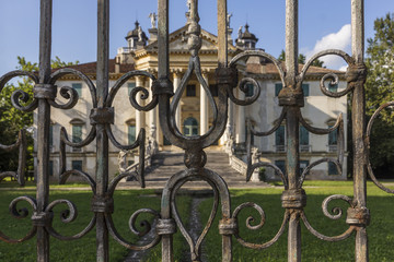 Prächtige Villa hinter kunstvoll geschmidetem Zaun, Padua, Italien