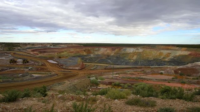 Goldmine im Westen Australiens, zwei Muldenkipper, Panorama, Westonia, West Australien, Western Australia, Westaustralien, Australia, Australien, Down Under