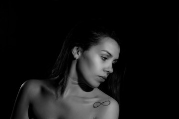 retrato blanco y negro con fondo negro