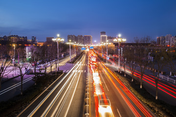 Fototapeta na wymiar The city's traffic at night