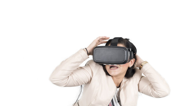 Frau mit virtual reality Brille.