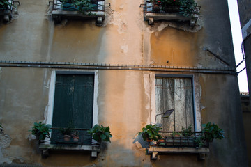 Fototapeta na wymiar windows light and old wall