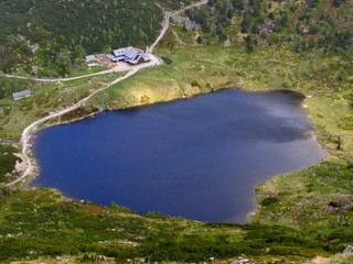 Mały Staw i schronisko Samotnia w Karkonoszach © bnorbert3