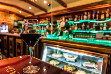Vue d'un verre de vin dans une taverne