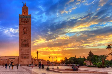 Gordijnen Koutoubia-moskee bij een verbazende zonsondergang. Marrakesh, Marokko © Jose Ignacio Soto