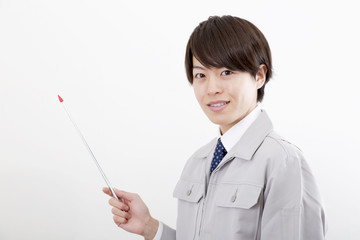 ビジネスマン　作業服　差し示す　案内　差し棒　カメラ目線　白バック　　