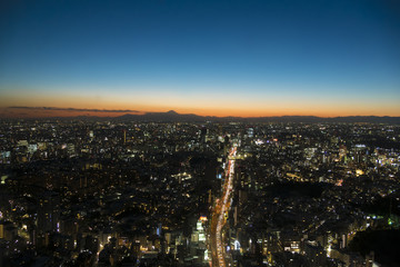Fototapeta na wymiar 東京都市風景　夕景　トワイライト　夜景　港区から望む富士山　渋谷中心街　都心の街並全景