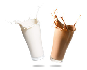 Melk en chocolademelk die uit glas spatten., Geïsoleerde witte achtergrond.