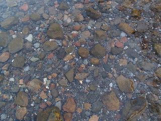 冬の湖　静かな水面と小石