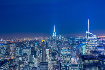 Obraz premium Nocny widok na Nowy Jork Manhattan podczas zachodu słońca