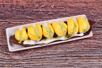 Jackfruit wrap the green and white of sticky rice.