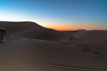 Obraz na płótnie Canvas the sun rises in the desert 