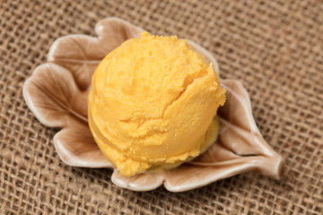Kugel Mangoeis in Schale