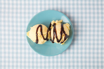 Selbstgemachtes Vanilleeis mit Schokoladensauce