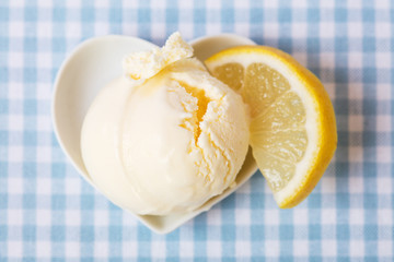 Kugel Zitroneneis mit Zitrone