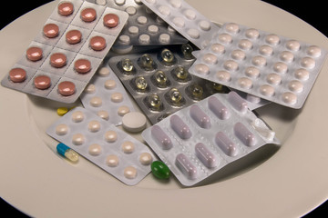 Tabletten auf dem Teller angerichtet