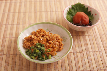日本伝統料理の梅干しと納豆
