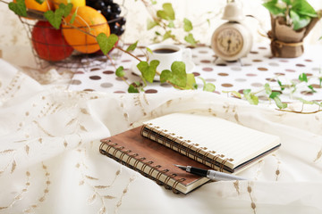 おしゃれなノートと時計
