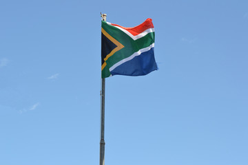 Südafrikanische Flagge vor blauem Himmel