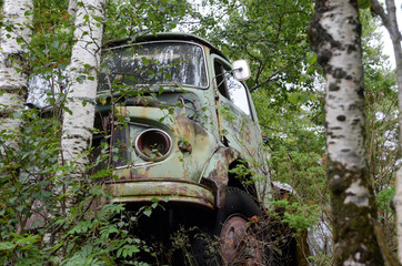 Lastwagen Schrott im Wald