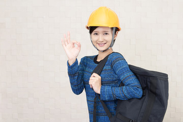 ヘルメットを被った女性