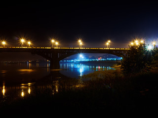 Ночной мост прекрасный вид с огнями город Иркутск