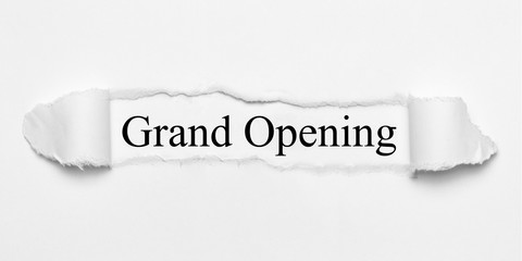 Grand Opening auf weißen gerissenen Papier