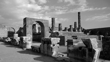 Black-and-white photograph of the arch in the ruined city of Pompeii in Italy