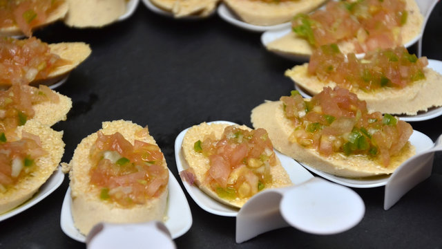 Bocados de huevas de merluza con picadillo