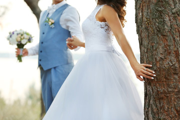 Naklejka premium Young wedding couple outdoors near tree, close up view