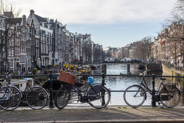Fototapeta na wymiar Amsterdam canals in winter