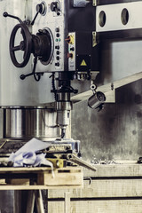 Arbeiten in der Metallbau Werkstatt Stahlbau Bohren Bohrmaschine