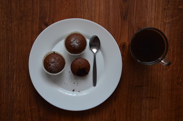 czekoladowe babeczki i kawa