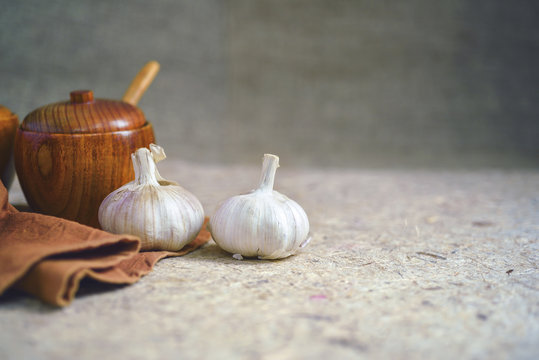 Organic garlic diplay with copyspace background