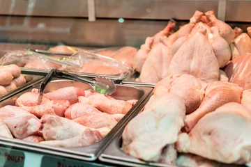 Store enrouleur sans perçage Viande Fresh chicken on display in a meat market counter