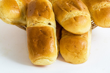 Petits pains au lait sur fond blanc