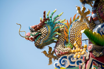 Fototapeta premium Traditional Chinese Ceramic Dragon sculpture on Roof Shrine