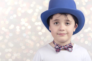 niño con sombrero y pajarita