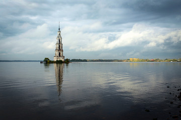 Fototapeta na wymiar Затопленная колокольня в Калязине Тверской области, Россия