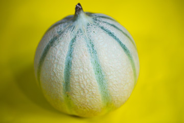 Cantaloupe Melone, gelber Hintergrund