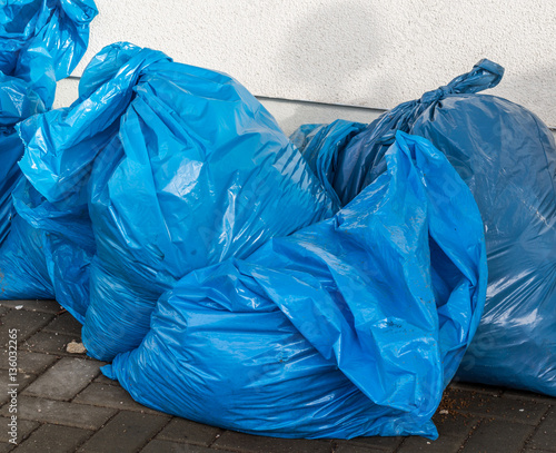 Blaue Müllsäcke