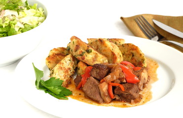 Gulasch mit angebratenen Knödel