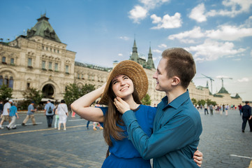 Парень и девушка на улице